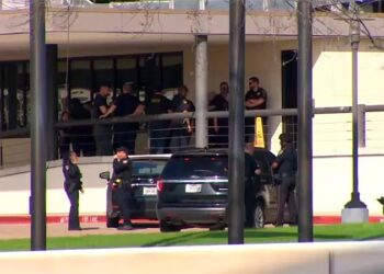 Mujer abatida por la policía tras abrir fuego en iglesia de EEUU