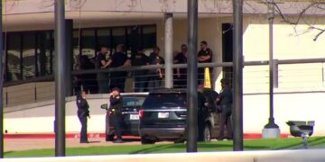 Mujer abatida por la policía tras abrir fuego en iglesia de EEUU