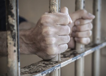 Dictan 20 años de cárcel a hombre que mató a puñaladas a su pareja embarazada