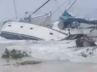 Reportan fuerte oleaje en la playa de Bayahibe