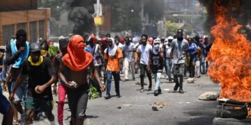 Pandillas de Haití atacan edificios gubernamentales de la capital del país