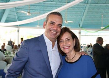 Madre del presidente Abinader ingresada en centro de salud