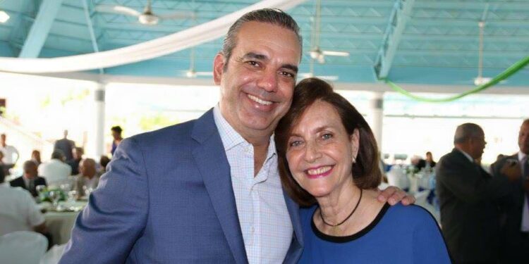 Madre del presidente Abinader ingresada en centro de salud