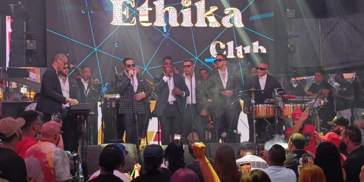 Chiquito Team Band cumple promesa a joven se hizo viral en el MetroSD