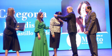 Presidencia y Ministerio de la Mujer galardonan a 18 damas destacadas en diferentes áreas del acontecer nacional
