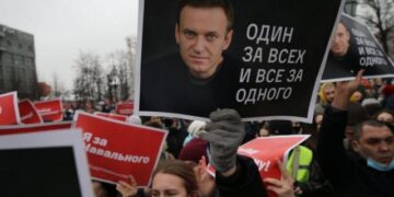 Miles de personas despidieron al líder opositor ruso Alexei Navalny