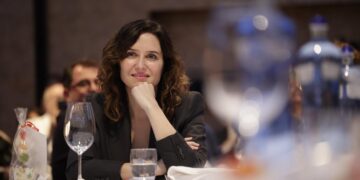 Ayuso recomienda a Pedro Sánchez unas vacaciones en República Dominicana