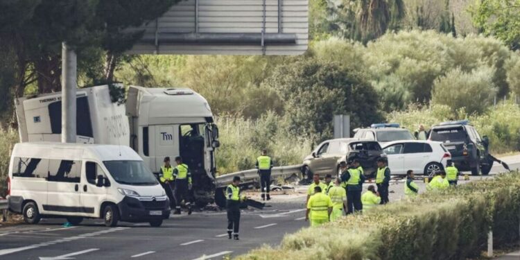 Seis muertos, dos de ellos guardias civiles, al saltarse un camión un control de carretera en Los Palacios (Sevilla)