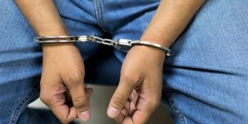 Policía apresa en Barahona hombre por robo de cartera a una mujer y recupera partes de lo sustraído