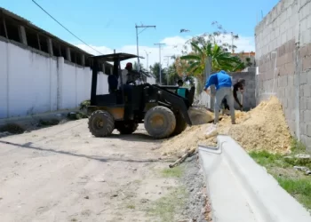 MOPC asfalta calles de Brisas del Este, La Ureña y otros barrios de SDE