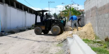 MOPC asfalta calles de Brisas del Este, La Ureña y otros barrios de SDE