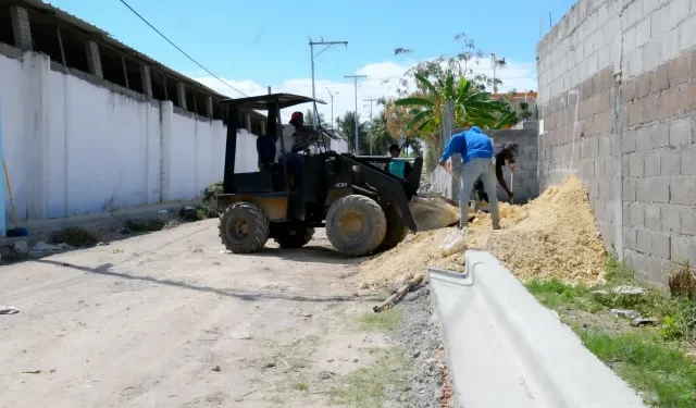 MOPC asfalta calles de Brisas del Este, La Ureña y otros barrios de SDE