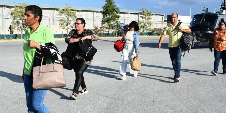 Imágenes de dominicanos evacuados de Haití por crisis existente