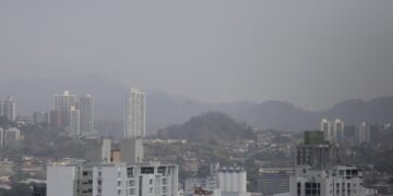 El humo tóxico persiste en la Ciudad de Panamá por incendio en el mayor vertedero del país