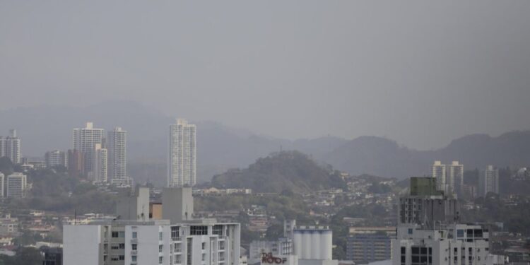El humo tóxico persiste en la Ciudad de Panamá por incendio en el mayor vertedero del país