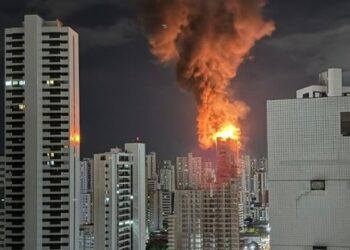 Un incendio de grandes proporciones consume parcialmente edificio en Brasil