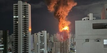 Un incendio de grandes proporciones consume parcialmente edificio en Brasil