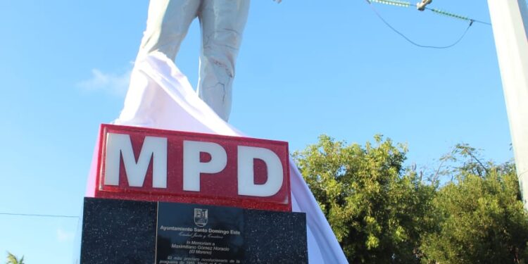 ASDE inaugura estatua monumental de Maximiliano Gómez El Moreno