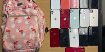 Policía apresa en el DN dos hombres por intento de comercialización de celulares