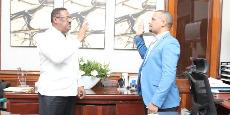 El Dr. Eddison Féliz juramenta al nuevo director del Centro de Gastroenterología