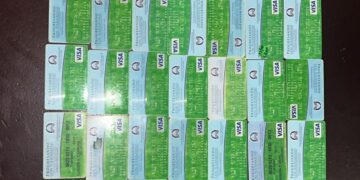 P.N. busca hombre por estafa, recupera tarjetas de solidaridad y documentos de identidad 