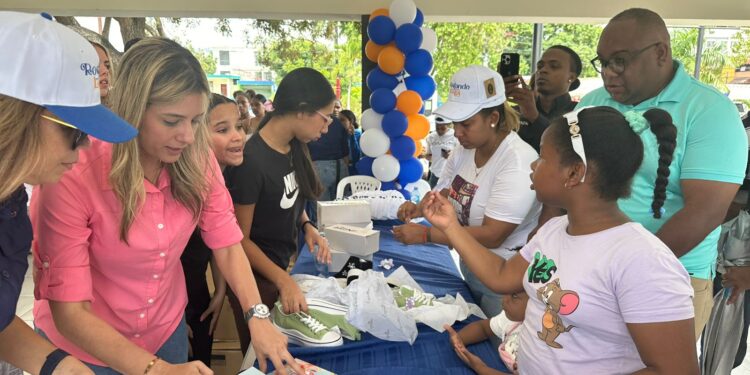 Liz Mieses hace entrega de calzados a niños de Los Prados y barrios aledaños