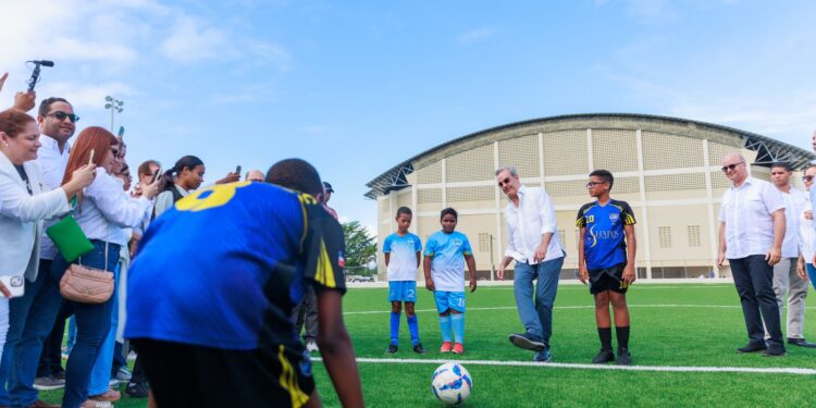 Abinader deja inaugurada la remodelación del campo de fútbol Leonel Plácido y supervisa los trabajos del estadio José Briceño