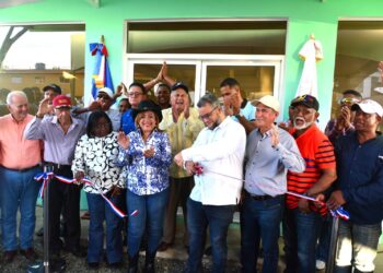 Hecmilio Galván inaugura local de la Asociación de Ganaderos de Sabana de la Mar