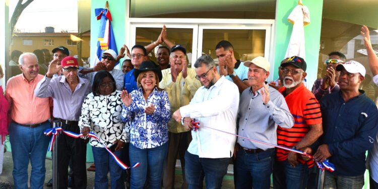 Hecmilio Galván inaugura local de la Asociación de Ganaderos de Sabana de la Mar