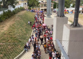 Cientos de personas hacen largas filas para utilizar el Teleférico de Santiago 