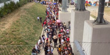 Cientos de personas hacen largas filas para utilizar el Teleférico de Santiago 