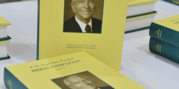 Bibliófilos ponen a circular libro y entregan reconocimientos