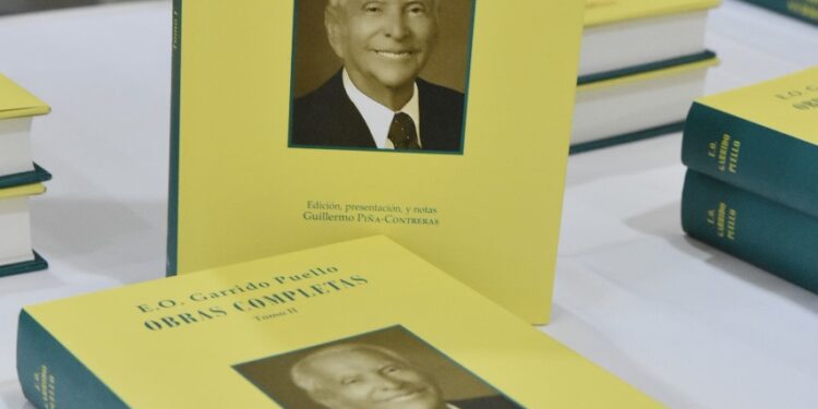 Bibliófilos ponen a circular libro y entregan reconocimientos