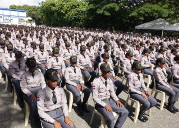 Abinader amplía hasta 30 edad tope para ingresar a la PN
