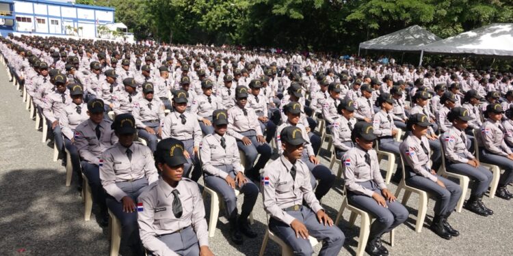 Abinader amplía hasta 30 edad tope para ingresar a la  PN