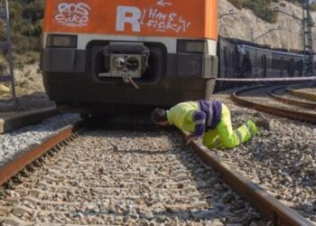 Sorprenden hombre mordiendo la pierna que robó de una persona atropellada por un tren en California