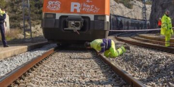 Sorprenden hombre mordiendo la pierna que robó de una persona atropellada por un tren en California