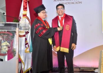 UNEV otorga Galardón a la Reforma a Dío Astacio durante su Sexagésima Séptima Graduación