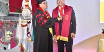 UNEV otorga Galardón a la Reforma a Dío Astacio durante su Sexagésima Séptima Graduación