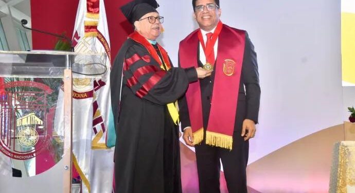 UNEV otorga Galardón a la Reforma a Dío Astacio durante su Sexagésima Séptima Graduación