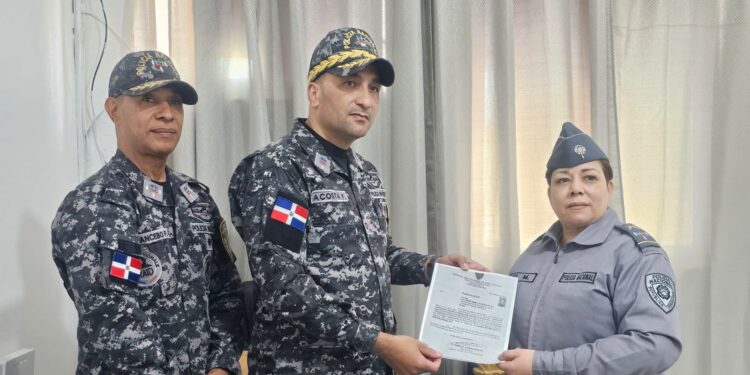 Asume primera mujer como comandante de La Victoria