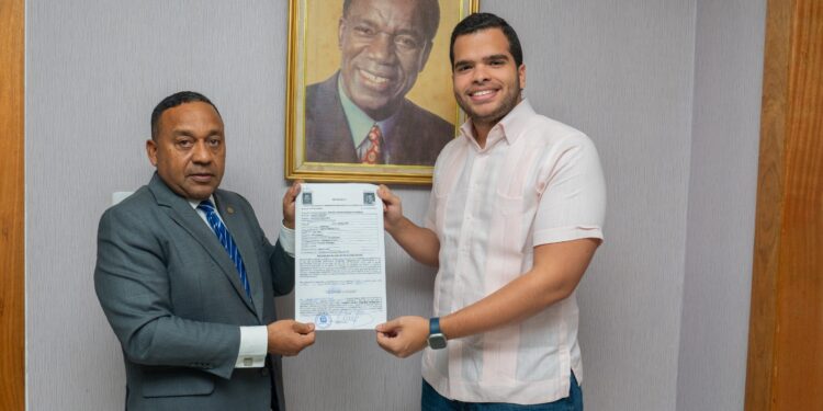 Vicente Sánchez formaliza candidatura a diputado por el Distrito Nacional