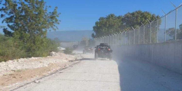 Ministro de Defensa recorre por tierra de Pedernales a Dajabón