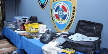 Policía interviene zona del sector Villa Francisca, DN, y ocupa cientos de celulares y otros dispositivos electrónicos