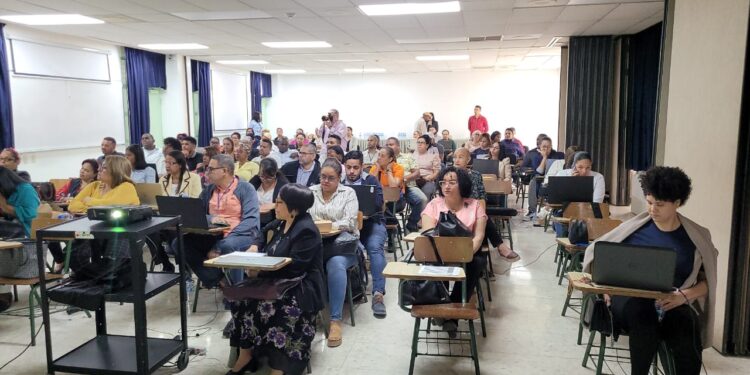 El SRSM capacita a encargados de farmacias y almacenes de hospitales para abastecimiento 2025