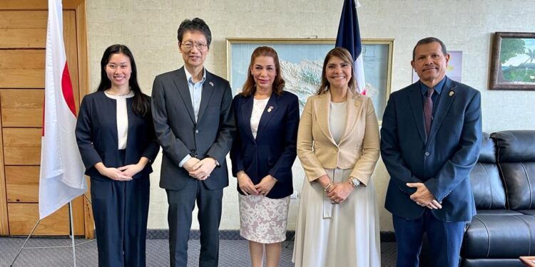 Presidenta del PARLACEN sostiene encuentro con Embajador de Japón en RD