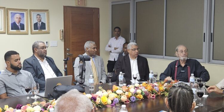 León David diserta sobre "Ion o de la poesía" en el Banquete Filosófico de la UASD