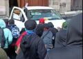 Manifestantes derribaron una de las puertas del Palacio Nacional de México en plena conferencia presidencial