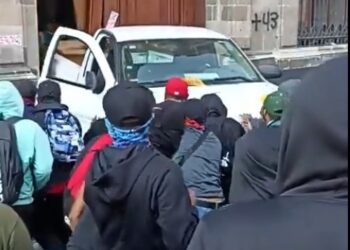 Manifestantes derribaron una de las puertas del Palacio Nacional de México en plena conferencia presidencial