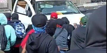 Manifestantes derribaron una de las puertas del Palacio Nacional de México en plena conferencia presidencial